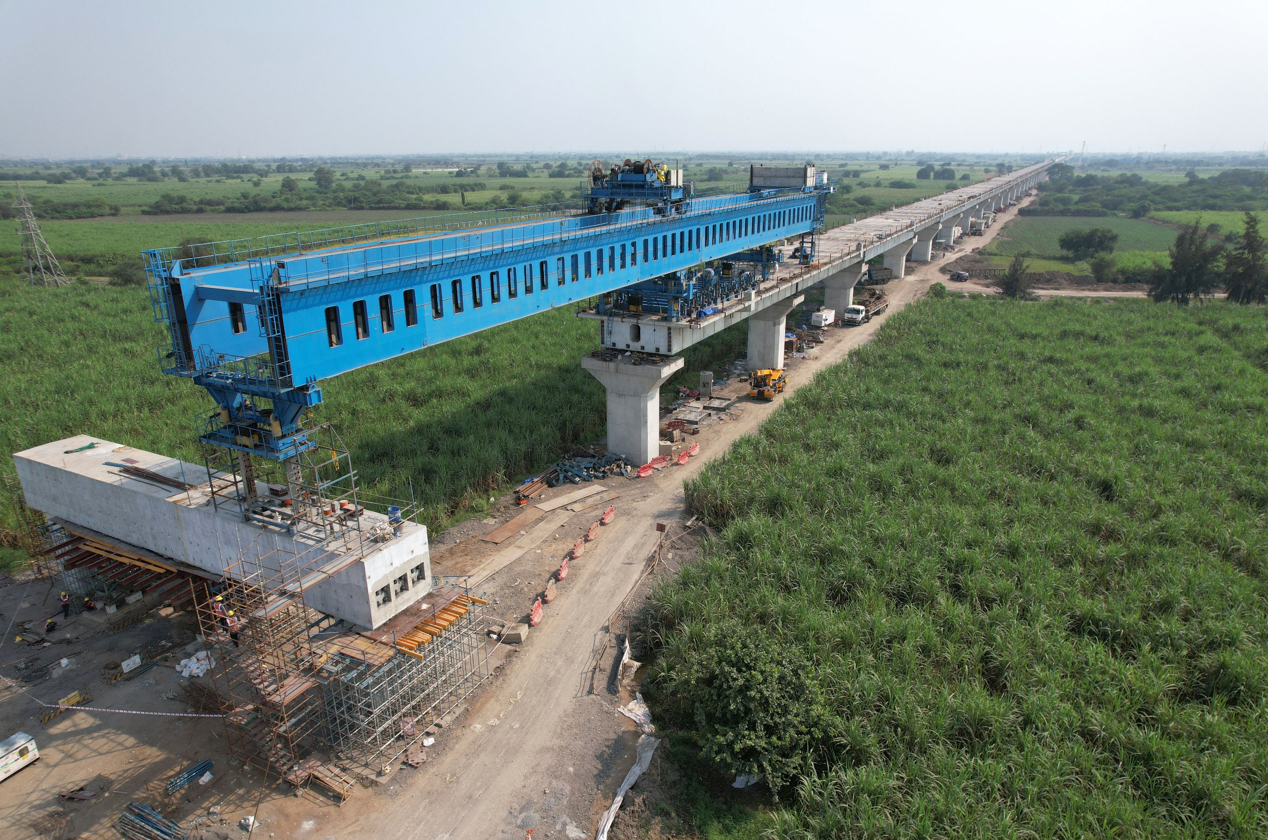 MAHSR વાયડક્ટનું નિર્માણ SBS (ઓવર-સ્લંગ) પદ્ધતિ દ્વારા, સુરત જિલ્લો, નવેમ્બર 2023 (2)